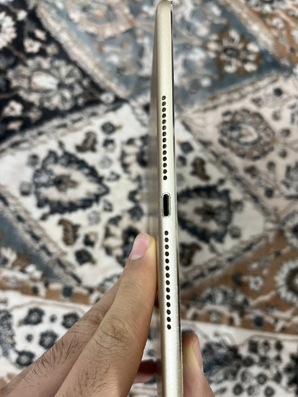 سلام عليكم 
ايباد اير 2 للبيع ذاكره 128g الجهاز على ايدي من اول ماشتريته واصلي ومامبدل اي شي منه ولونه مميز بي فقط طعجات خفيفه على الزوايا ونضافته مثل ماتشوفونها كدامكم السعر خاص 
مكاني حي العدل وهذا رقمي ***********
