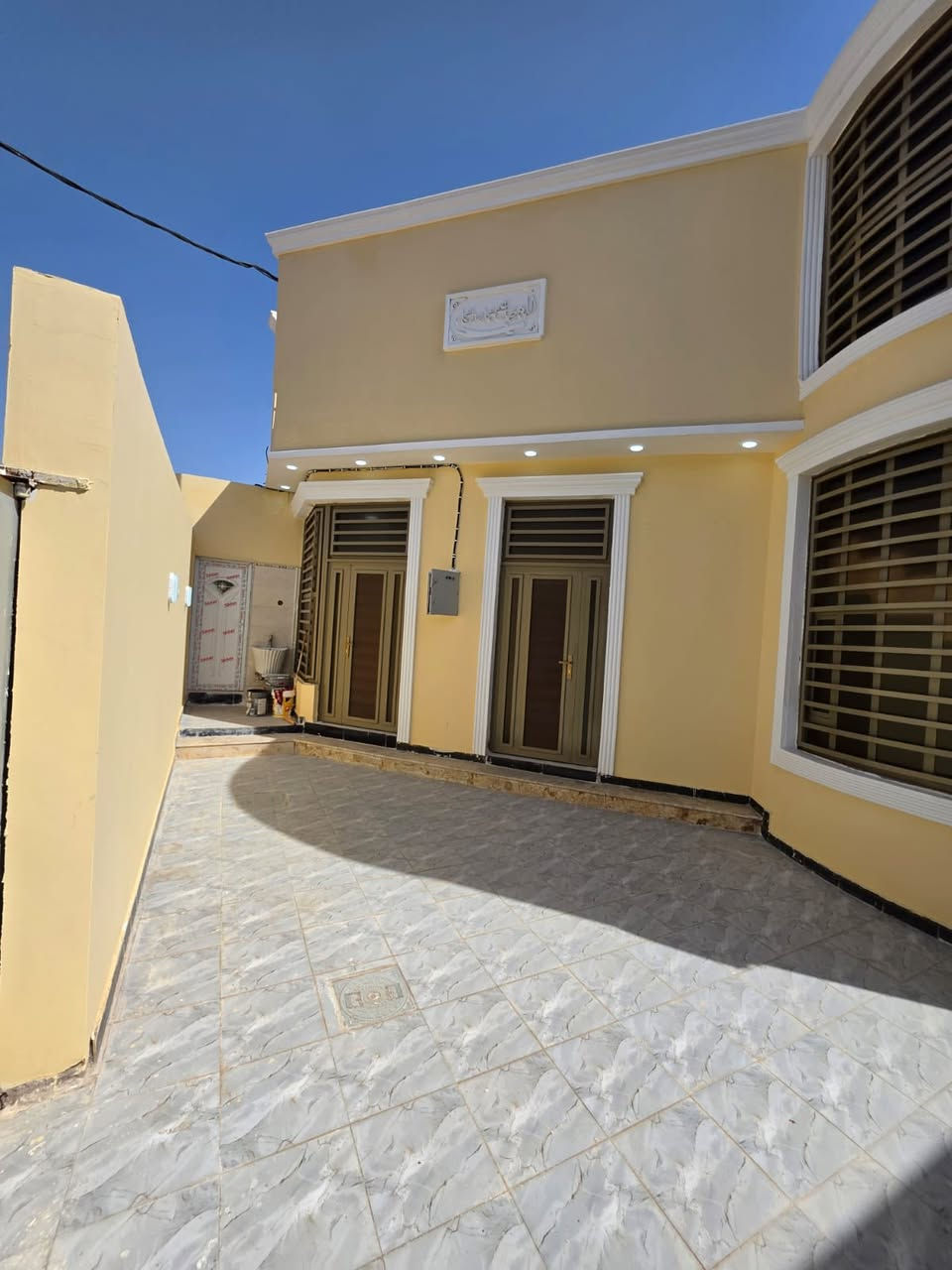 السلام عليكم اسعد الله اوقاتكم
(***********)
يتوفر دار سكن للبيع المساحه 200 م 🏫
السعر البيت بالنسبه لموقعه بلاش 
#طابو ملك صرف زراعي عراقي سند 25 
البيت زيرو بناء درجه اولى 💯/💯 
يتكون البيت من 
غرف عدد 2 
+صاله كبيره 
+مطبخ مفتوح على الصاله 🍴
+ ديوان معزول 
+ صحيات داخليه وخارجيه 
+بيتونه كبيره جدآ عباره عن مخزن 
+كراج كبير 
موقع الدار خلف سوق أبي الخصيب مباشرتآ خلف جامع سيد علي
جميع الخدمات متوفره كهرباء ماء مجاري مدارس سوق أبي الخصيب دقيقتين مشي عن البيت مستشفى أبي الخصيب العام 5 دقائق مشي موقع ممتاز جدآ يصلح للسكن ويصلح عياده طبيه 
البناء درجه اولى 💯/💯 حته نقاط الكهرباء بيهن ضمان 25 سنه 
سعر البيت 🏫 (150مليون) قابل للتفاوض السعر بالنسبه للموقع بلاش للتواصل الأتصال على الرقم (***********) 
#لاتضيعوها
