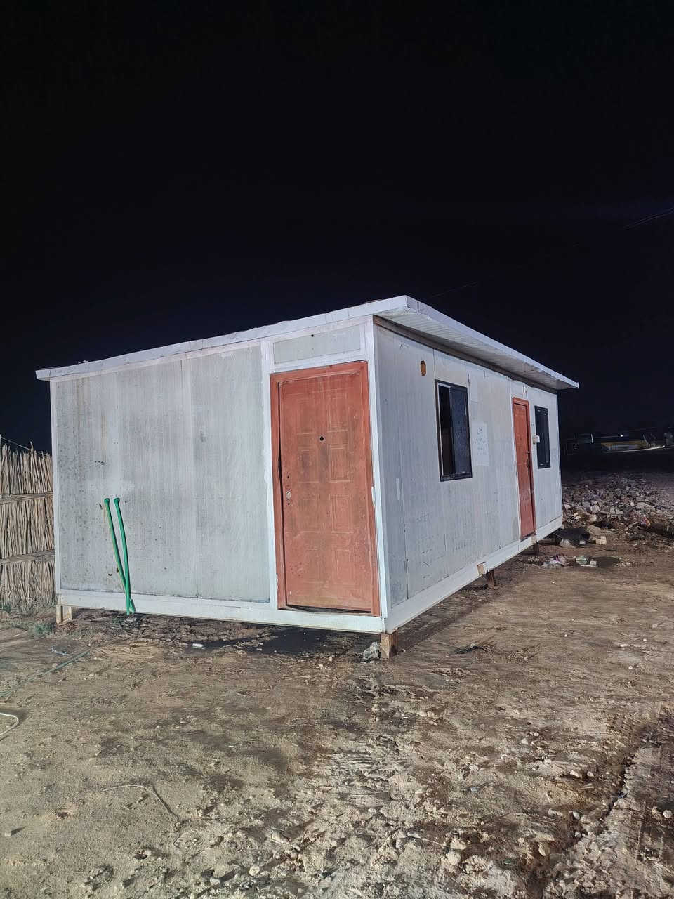 كرفان ٤×٨ للبيع استعمال قليل نضافه ٨٠٪ سعره مناسب مكانه حله ابو غرق ***********
