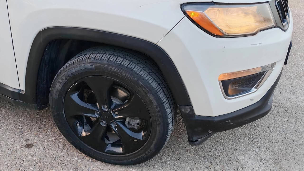 📣 للبيع: جيب كومباس 2019 (Jeep Compass) - فول مواصفات ونظافة تامة
​السيارة مال بيت، نظيفة جداً وجاهزة من كلشي، وبمواصفات مميزة (سقف أسود بلادي و4x4).
​✅ المواصفات والجمالية:
​المحرك: 4 سلندر، حجم 2.4 لتر (تنفس طبيعي) - محرك عملي واقتصادي وقوي.
​نظام الدفع: فور ويل (4x4) حقيقي مع وضعيات قيادة متعددة.
​المظهر: تميز بلمسة المصنع (سقف أسود بلادي) يعطيها شكل رياضي ومميز.
​جلد أسود ملكي، كشنات كهرباء، ونظافة الدواخل بحالة الوكالة.
شاشة كبيرة أصلية، شاشة أعطال، رادار تحديد مسار، وتحكمات ستيرن كاملة.
​الحادث: حادث كلش خفيف (بعيد عن الشاصي واللغد تماماً).
​الصبغ والتبديل: جاملغ خلفي صبغ خارجي فقط، وبابين تبديل بلادي بالشركة (أثر شخوط مو صدمة قوية).
​📄 الأوراق والثبوتيات:
​الرقم: أربيل (أربيل جديد).
​الملكية: السيارة باسمنا شخصياً (تحويل أو وكالة مضمونة 100%).
​رقم الشاصي: موجود ومرفق بالصور للي يحب يتأكد من التقرير (Carfax).
​💰 السعر المطلوب: 138 ورقة (بيها مجال بسيط للطيبين والجادين).
​📍 الموقع: بغداد (الدورة - أو - الغزالية).
📞 للتواصل والاستفسار: ***********
