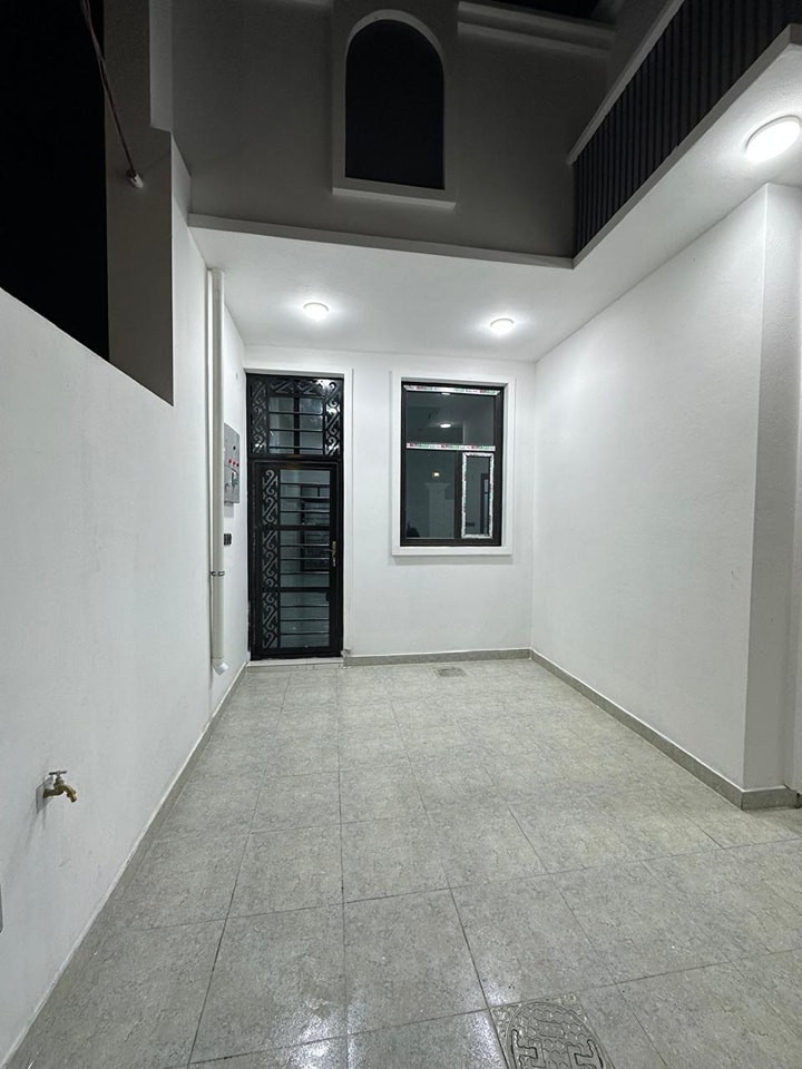 دار طابق واحد مسلح طابو صرف 
في ال6 كيلو خلف مول زنبيل مباشرآ
المساحة / 200 متر
الشارع / 10 متر
* البناء جديد 2025_2026
* البناء حجر وسمنت 
* الارضية بورسلين 
* المطبخ والصحيات فرفوري 
يحتوي الدار/ 
كلدور واستقبال كبير وصالة 
وغرفتين نوم ومناور عدد 2 
ومطبخ حار وبارد وبيتونه 
ومجمع صحيات عدد 2 داخلية وخارجية وكراج 
السعر / 115 مليون قابل للتفاوض مع صاحب الدار
للاستفسار 
مكتب ابو مصطفى للعقار في الرمادي حي المعلمين 
قرب فلكة الفرسان مقابل مصرف الخليج التجاري 
هاتف 
محمد  ***********
مثنى  ***********
يتوفر (واتساب) على نفس الارقام
