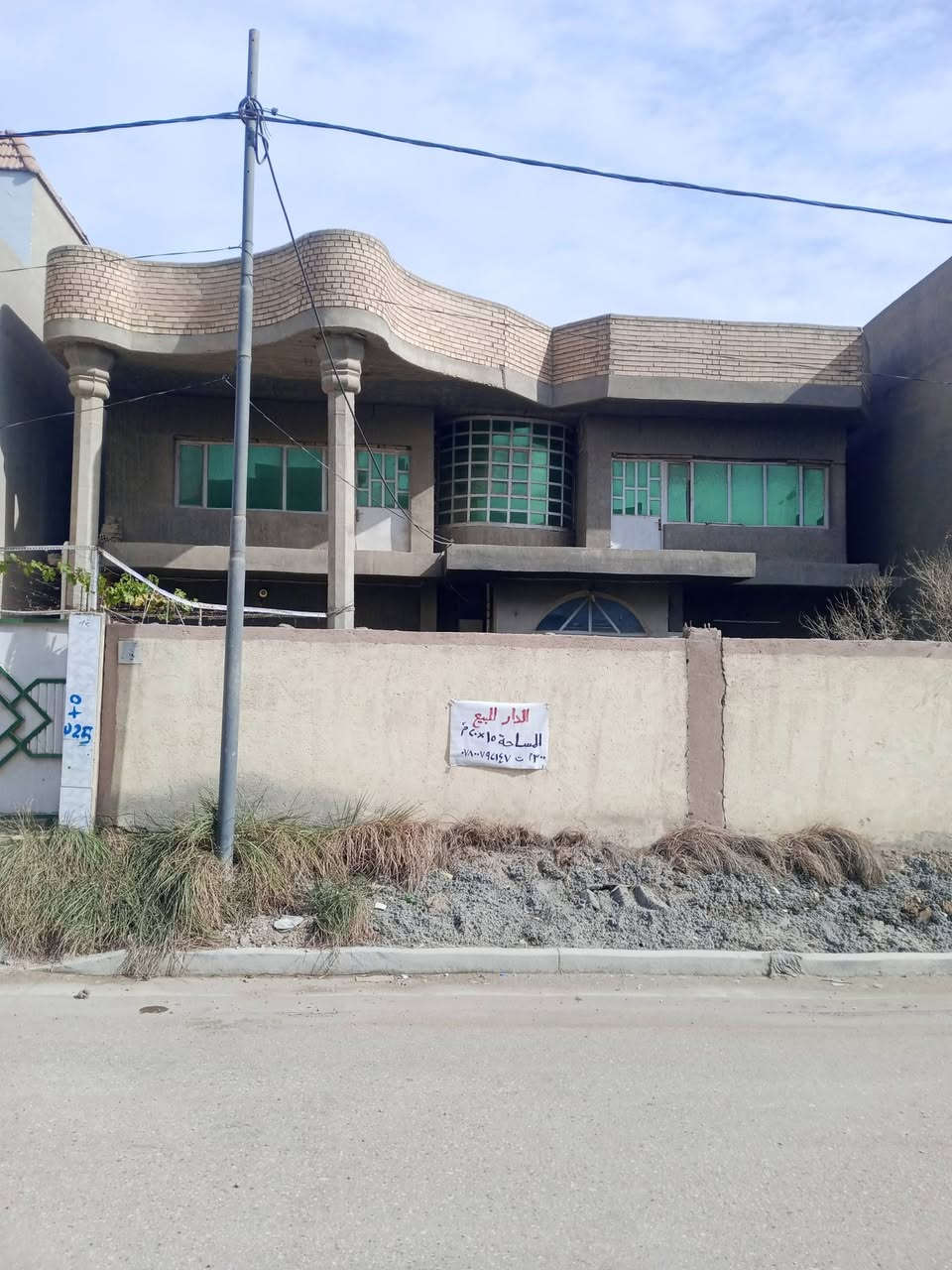 الدار للبيع حي الجامعه قرب مطعم ادم خلف مبيعات الكفيشي
المساحه 300 متر طابقين ثلاث غرف نوم 
سعر المتر 2 مليون السعر الكلي 550
***********
