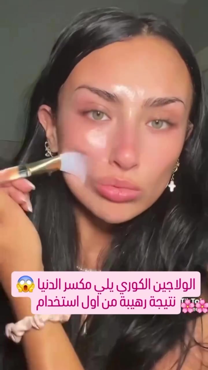 ✨ كريم جيلي بالكولاجين من ماركة ميديكيوب الكورية (Medicube Collagen Jelly Cream) كريم مرطب والمقاوم للشيخوخة من المنتجات الشهيرة التي تمنح البشرة مظهر البشرة الزجاجية الممتلئة (Glass Skin). 

يتميز بتركيبة جل خفيفة سريعة الامتصاص توفر ترطيباً عميقاً ويحتوي على كولاجين متحلل، نياسيناميد، وببتيدات لتحسين مرونة البشرة ومقاومة علامات الشيخوخة و يساعد في شد البشرة، وتقليل الخطوط الدقيقة، ومنحها إشراقة طبيعية. 

الفوائد الرئيسية
✔️يحتوي على ثلاثة أنواع من الكولاجين النقي والمحلل المجفف بالتجميد لشد البشرة ومكافحة الخطوط الدقيقة.
✔️ مدعم بالنياسيناميد (فيتامين B3) لتوحيد لون البشرة، تقليل التصبغات، وتضييق المسام.
✔️ يحتوي على الإيلاستين، السكوالين، وحمض الهيالورونيك لحبس الرطوبة داخل الجلد وتقوية حاجز حمايته.
#الاصلي المنشأ كوريا 🇰🇷💯
#الاصلي #الاصلي #الاصلي #الاصلي 
🚘 يوجد خدمة توصيل لجميع محافظات العراق


**إذا كنت صاحب هذا الإعلان وتريد حذفه لأي سبب، رجاءا أرسل رسالة إلى الدعم الفني**