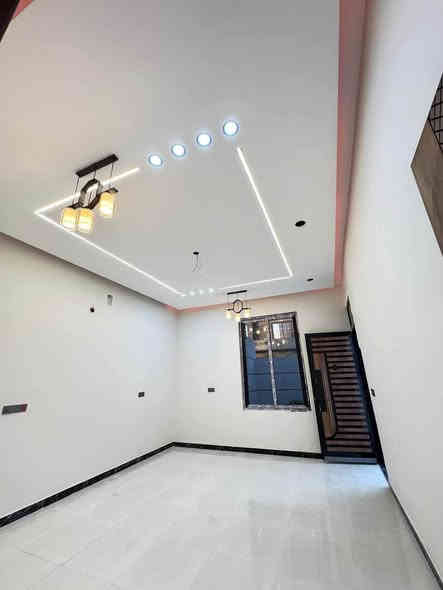 #اسعد_الله_اوقاتكم_بكل_خير

الاعلان اليوم تحفه مو بيت 

دار سكن طابقين للبيع بناء 2025 
مو بيت عباره عن فيلا ماشاء الله 
يتكون من 6 غرف منام وديوان 

#جنس_العقار ::  طابو ملك صرف زراعي بأسم عراقي اصولي سند ٢٥

#المساحه200 متر 

يحتوي الطابق  الاول على غرف منام 2 كل غرفه بيها حمام 
و ديوان كبير
و مطبخ 
او مناور
و صاله و وصحيات داخلي وخارجي 
وگراج 
اما الطابق  الثاني يحتوي على غرف منام 4 اثنين منهن بيهن حمامات 
بلاضافه الى صاله وصحيات 

#العنوان :: البصره أبي الخصيب البهادريه جهة الشط قريب  على سايدين داخل 
موقع راقي 😎 

جميع الخدمات متوفره ماء كهرباء شارع تبليط 10 متر 
شغل البيت كله درجة أولى

السعر 220 مليون  و بي مجال للشراي
#للاستفسار الاتصال على الهاتف 📳📞
((***********)) ابو كيان الحدادي البصرة
