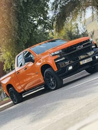 اصل لون برتقالي بيهه قطعتين صبغ  جديده السياره تجي وشوف للستفسار واتسا...