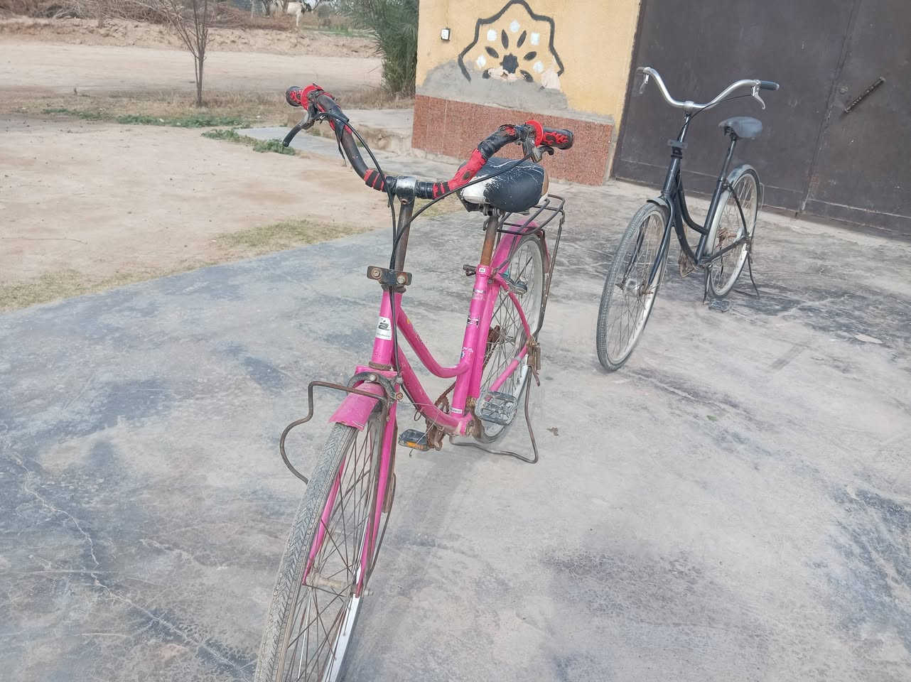 سلام عليكم بايسكلات البيع الكشر نضيف بايسكل اسود نضيف تايرات نضيفات ويل ابولحساس  /البايسكل احمر نضيف يرادله بس جوب ابريك يرادله بس واير برك المكان الطارميه المشاهده رقم/*********** /***********
