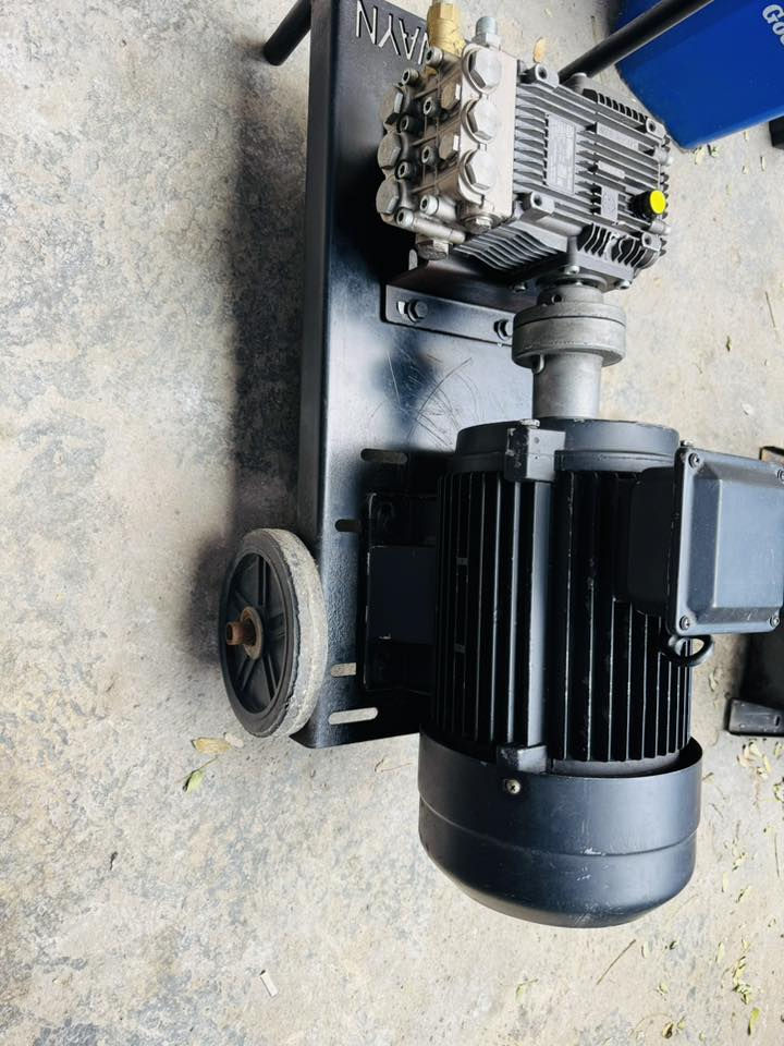 مضخة إيطالية 250 بار ماطور 7 حصان ونص ثري فيز صوندة 15 متر مسدس طويل نظيف وشغالة مستعمل قليل آخو جديد وعلى فحص مكاني بغداد مدينة الصدر 
***********
