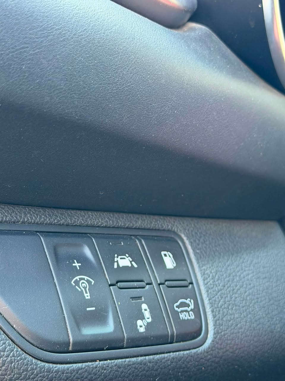 🔥 للبيع جينيسس G70 3.300t.tسبورت 2019🔥
جينيسس G70 سبورت 3.3 تيربو
موديل 2019
مكينة V6 سعة 3.3 توين تيربو
🏎️ دفع خلفي
 گير أوتوماتيك 8 سرعات
🖥️ عداد ديجيتال 3D قياس 12.3 إنچ
 اللون أبيض
🇮🇶 رقم بغداد

💥 السيارة سبورت وفخمة، ومكينتها الـ3.3 توين تيربو معروفة بقوتها وأدائها، والدفع الخلفي يخلي سواقتها ممتعة ورياضية، غير شكل الـG70 المميز والمرتب.

🔧 تفاصيل المكينة والأداء:
• V6 سعة 3.3 لتر توين تيربو
• سعة 3,342 سي سي
• قوة تقريباً 370 حصان
• عزم تقريباً 510 نيوتن.متر
• گير أوتوماتيك 8 سرعات
• دفع خلفي RWD
• تبديل گير من المقود Paddle Shifters
• وضعية قيادة سبورت
• تعليق رياضي
• جنوط سبورت 19 إنچ
• بريكات رياضية

🖥️ المواصفات الداخلية:
• عداد ديجيتال 3D قياس 12.3 إنچ
• شاشة وسطية للترفيه والملاحة
• شاشة معلومات وتحكم
• تحكم من الستيرن
• تشغيل زر
• دخول ذكي
• تكييف أوتوماتيك
• كاميرا خلفية
• حساسات ركن
• شحن لاسلكي للموبايل
• مقاعد جلد سبورت
• مقاعد كهربائية
• ذاكرة كرسي السايق
• تبريد وتسخين المراتب
• فتحة سقف
• مثبت سرعة
• Apple CarPlay وAndroid Auto

🛡️ أنظمة الأمان:
• ABS مانع انغلاق البريكات
• EBD توزيع إلكتروني للبريكات
• ESC نظام الثبات الإلكتروني
• Traction Control مانع الانزلاق
• TPMS مراقبة ضغط التايرات
• مراقبة النقطة العمياء
• تحذير مغادرة المسار
• تحذير اصطدام أمامي
• فرملة طوارئ
• مثبت سرعة
• حساسات أمامية وخلفية
• كاميرا خلفية

السعر : 159 وبيها مجال وماكو هيج سعر بل سوك كله 🔥

الحادث: ( جاملغ وبنيد صبغ والجاملغ الثاني كلير وجاملغ خلفي بل عراق صار )
 🇮🇶
العنوان بغداد المنصور 

📞 للاستفسار والتواصل:***********

