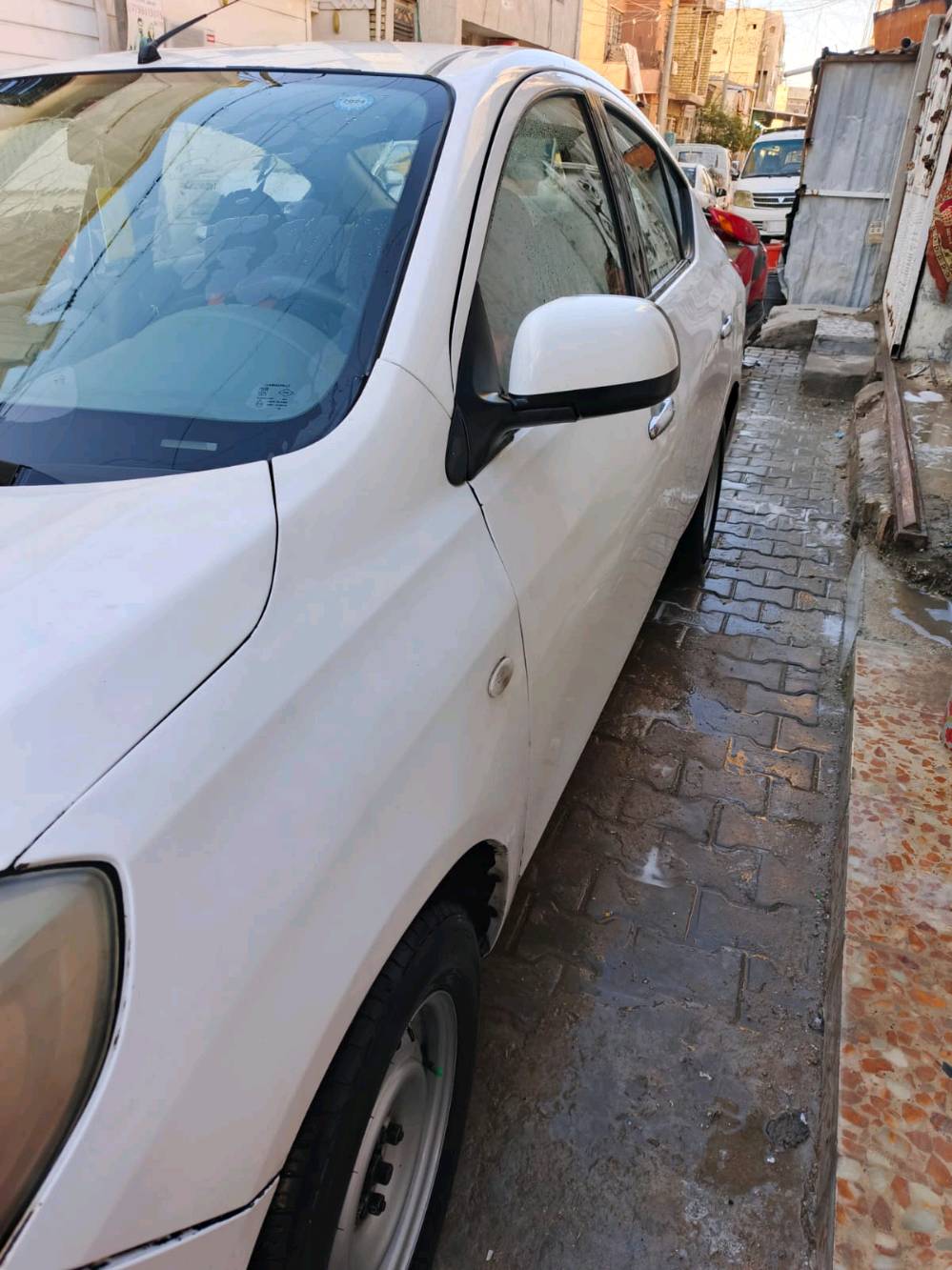 السلام وعليكم عندي نيسان صني موديل (2014) خليجي بليته زركه بيه بنيد مفتوح وجاملغ وبارد من جاملغ خلفي. 