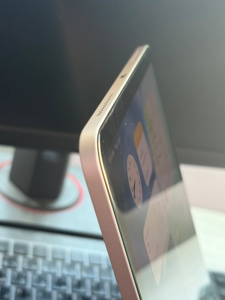 السلام عليكم ورحمة الله وبركاته 

ايباد اير 6 (iPad Air 6 M2) 
 11 انش
مساحة 512 جيجا
انشحن 12 مرة فقط  بطارية 100٪
مش مصلح ولا مغيرله اشي (وكالة حرفيًا)

الجهاز باعتبار جديد حرفيًا، تم استخدامه كم مرة فقط بعد التفعيل وظل غير مستخدم من وقتها.
ممكن نفحص الجهاز بكل تأكيد عند أي محل بناسب المشتري.

للبيع بسعر: ٣٥٩ دينار
للتواصل: 0799892246


**إذا كنت صاحب هذا الإعلان وتريد حذفه لأي سبب، رجاءا أرسل رسالة إلى الدعم الفني**