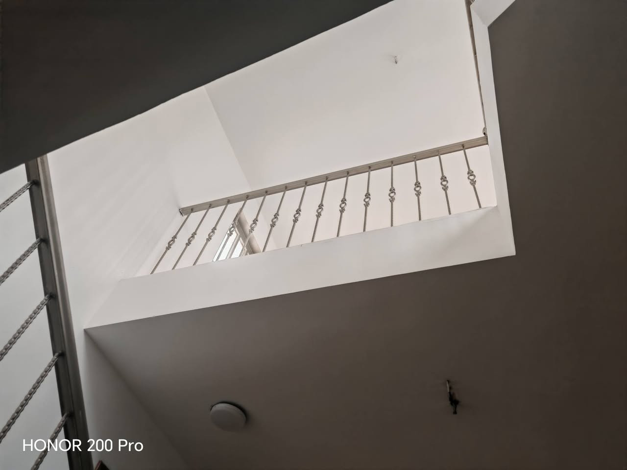 سلام عليكم يوجد بيت للايجار المساحه ١٠٠م في منطقه المنصور الداوودي يحتوي على صاله كبيره ومطبخ وصحيات وغرفه نوم والطابق الاول عل غرفتين نوم وصحيات وسطح شارع عريض منطقه هادئه للاستفسار الاتصال على الرقم *********** او *********** مكتب اليقين للعقارات بغداد
