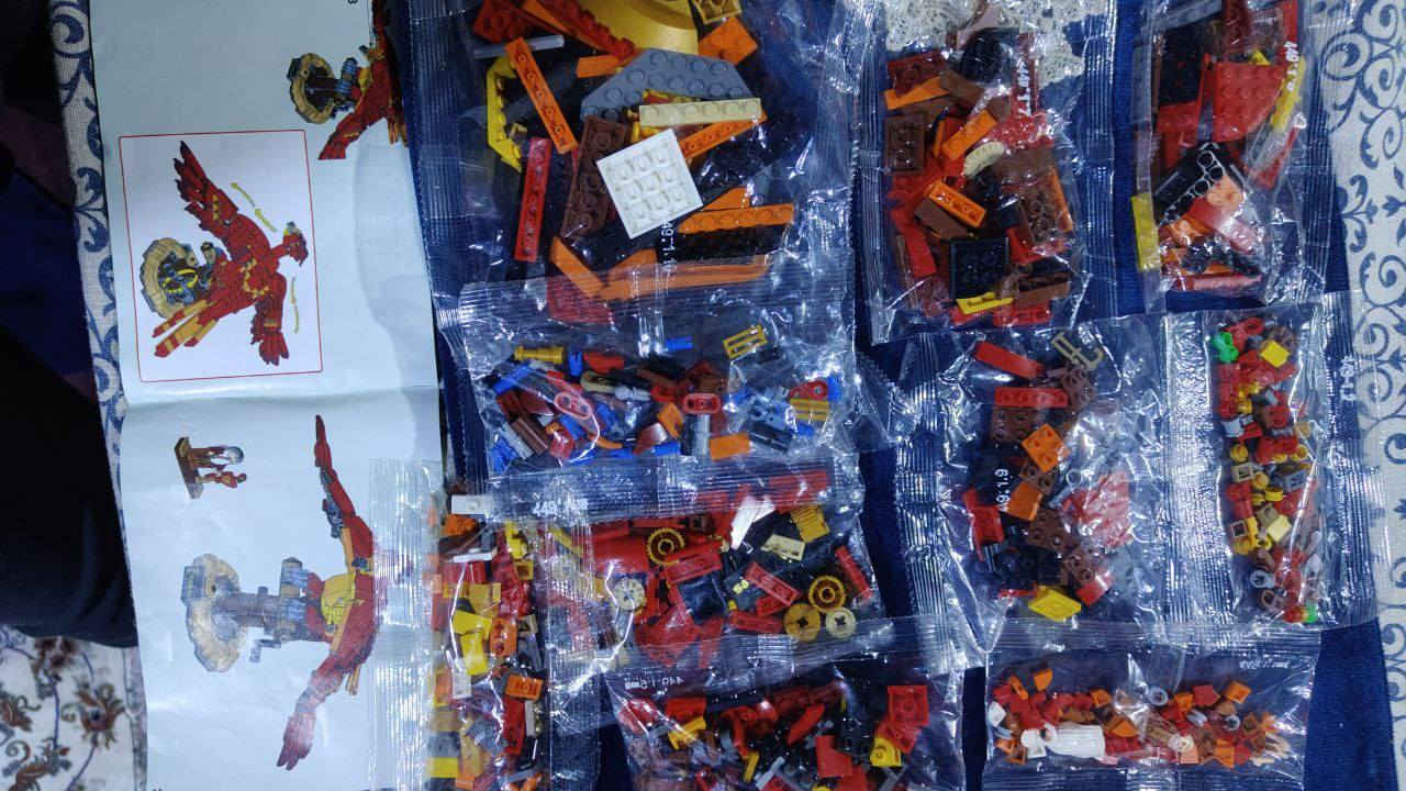 طائر العنقاء "فوكس" (Fawkes)، وهو الطائر الأسطوري المخلص للأستاذ ألبوس دمبلدور في سلسلة أفلام "هاري بوتر".
تفاصيل نموذج "فوكس":
تصميم ميكانيكي: الميزة الأكثر إثارة في هذا النموذج هي وجود مقبض دوار في الخلف (يظهر في الصورة أسفل قاعدة الطائر). عند تدويره، تتحرك الأجنحة للأعلى والأسفل بحركة انسيابية تحاكي طيران العنقاء الحقيقي.
القاعدة: يقف الطائر على قاعدة متينة ومزخرفة تشبه منصة عرض، وعليها لوحة اسم مكتوب عليها "Fawkes".
الألوان: يتميز النموذج بألوانه الزاهية (الأحمر والبرتقالي والأصفر)، تماماً كما وُصف في الأفلام كطائر ناري.
الشخصيات الملحقة: يظهر بجانب النموذج الكبير شخصية "ميني فيجر" (Minifigure) صغيرة للأستاذ ألبوس دمبلدور ومعه نسخة مصغرة جداً من "فوكس".
معلومات سريعة:
عدد القطع: يتكون هذا الطقم عادةً من 597 قطعة.
أبعاد النموذج: يبلغ طول جناحي الطائر عند اكتماله حوالي 35 سم

النسخه مقلدة وليست الاصلية


**إذا كنت صاحب هذا الإعلان وتريد حذفه لأي سبب، رجاءا أرسل رسالة إلى الدعم الفني**