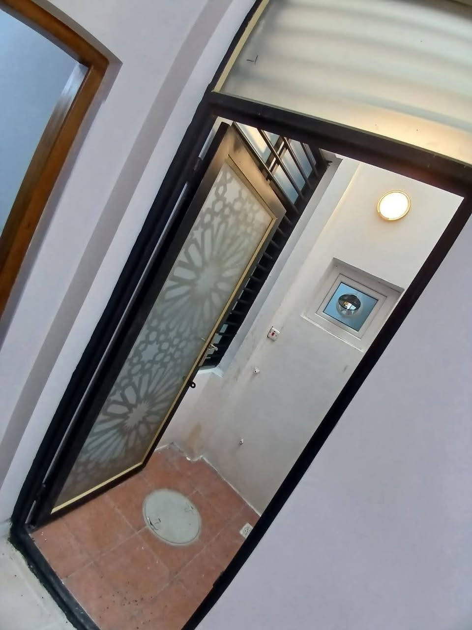 #للايجار___في____السيدية
وحده سكنيه طابق ارضي مساحه 100 متر 

تحتوي على غرفه وصاله ومطبخ وحمام 

بدل الايجار 600

***********
