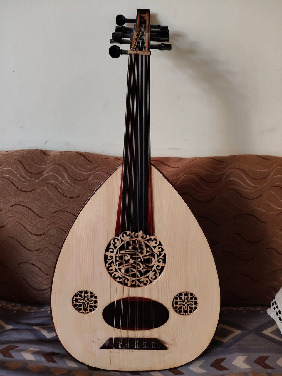 عود طاسه تركي ووجه عراقي شغل سنان سمير العود ممتاز .. مسطره ومظرب سيسم ومفاتيح خشب عود حاله حال العراقي السعر 225 الف بغداد ***********
