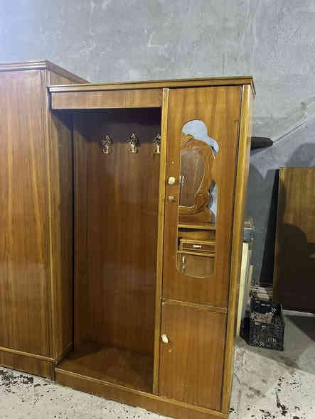 غرفه نجاره تزكام ثكيله داخل خارج صاج مستخدمه نظيفه السعر ٦٠٠. العنوان الحله ***********
