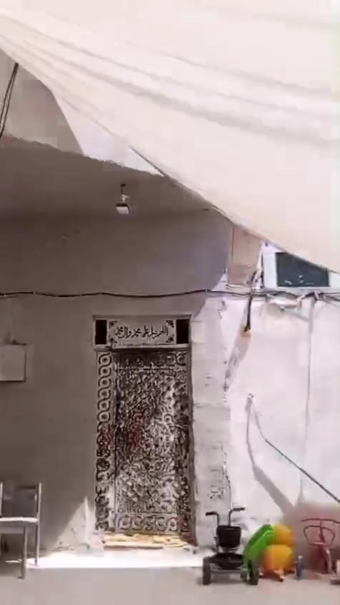 بيوت اثنين واحد بصف الثاني. المساحه كل واحد  250م  زراعي الزبير حي الاندلس خلف حسينية زيد الشهيد. سعر لاول كامل 85 وثاني 65مع المجال  مكتب عقارات الياسري ***********
