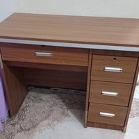 ميز مكتبي • للبيع