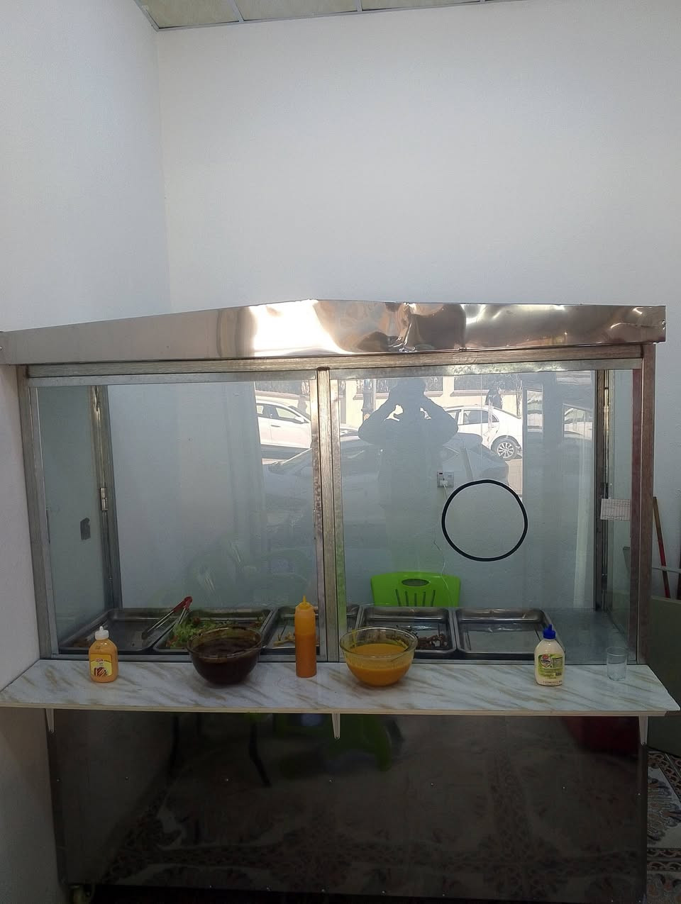 غراض مطعم للبيع فاترينة فلافل طباخ ميز للاستفسار الاتصال على الرقم التا‪***********‬‏‏ي
