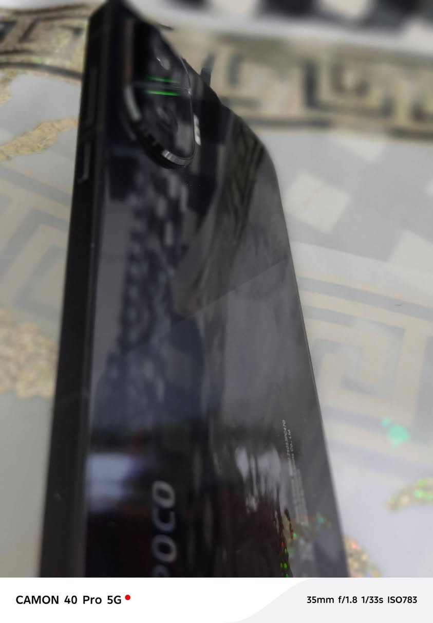 POCO F7 للبيع
المعالج: Snapdragon 8s Gen 4 (أداء رائد وسلس جداً بدون أي تعليق).
​الذاكرة: 12 جيجابايت رام / ذاكرة داخلية 256 أو 512 جيجابايت (سريعة جداً بنظام UFS 4.1).
​الشاشة: AMOLED بحجم 6.83 بوصة بدقة 1.5K، بتردد 120 هرتز (سلاسة تامة باللمس والتصفح).
​البطارية: ضخمة جداً بسعة 6500 مللي أمبير (تطوّل وياك بشكل خارق).
​الشحن: شحن سريع جداً بقوة 90 واط (يشحن الجهاز بلمح البصر).
​الكاميرا: خلفية بدقة 50 ميجابكسل بمستشعر سوني ومثبت بصري (تصوير ثابت وواضح).
​المقاومة: ضد الماء والغبار بأعلى معيار (IP68/IP69).
​النظام: أحدث نظام أندرويد مع واجهة شاومي الجديدة HyperOS 2.
السعر: 390
الملحقات الي وياه: شاحن 90 واط 
وكفر بوكو من الشركة.. جهاز مستعمل حوالي شهرين او أقل
وأي خلل بي تعال وعاتبني.


**إذا كنت صاحب هذا الإعلان وتريد حذفه لأي سبب، رجاءا أرسل رسالة إلى الدعم الفني**