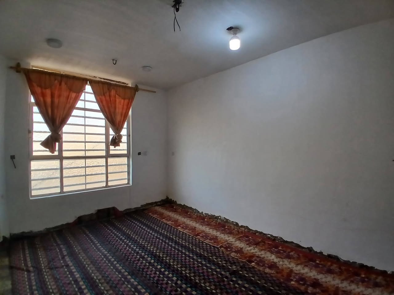 السلام عليكم بيت للبيع واسط حي الحكيم نزله الوائليه يحتوي على ست غرف نوم وصاله واستقبال وصحيات وطرمه وحديقه وكراج المساحه 200 طابو زراعي سنه 25 مرقم من قبل البلديه البناء طابوك قاطين كافه خدمات من ماء ومجاري وكهرباء  وتبليط يبعد عن لشارع 250 السعر خاص المراجعه دلاليه  سيد حيدرعنوان لمكتب نزلت شهيد نزار صاير فرعي***********
