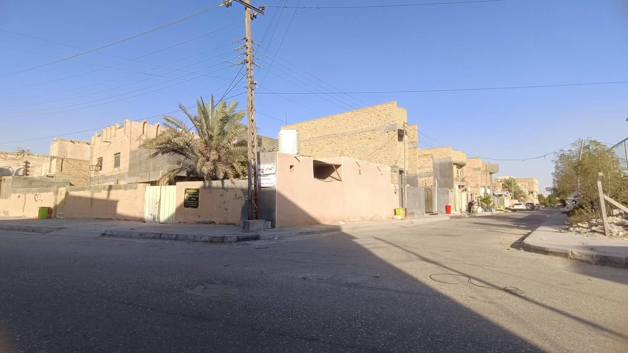 السلام عليكم بيت موقع تجاري خلف مديرة تقاعد يقع على شارعين المساحه بالطابو 330 متر واقع حال اكثر من 400 متر بناء قديم طابقين مع مشتمل معزول السعر المطلوب 520 مليون قابل للتفاوض للاستفسار الاتصال بالرقم ***********
