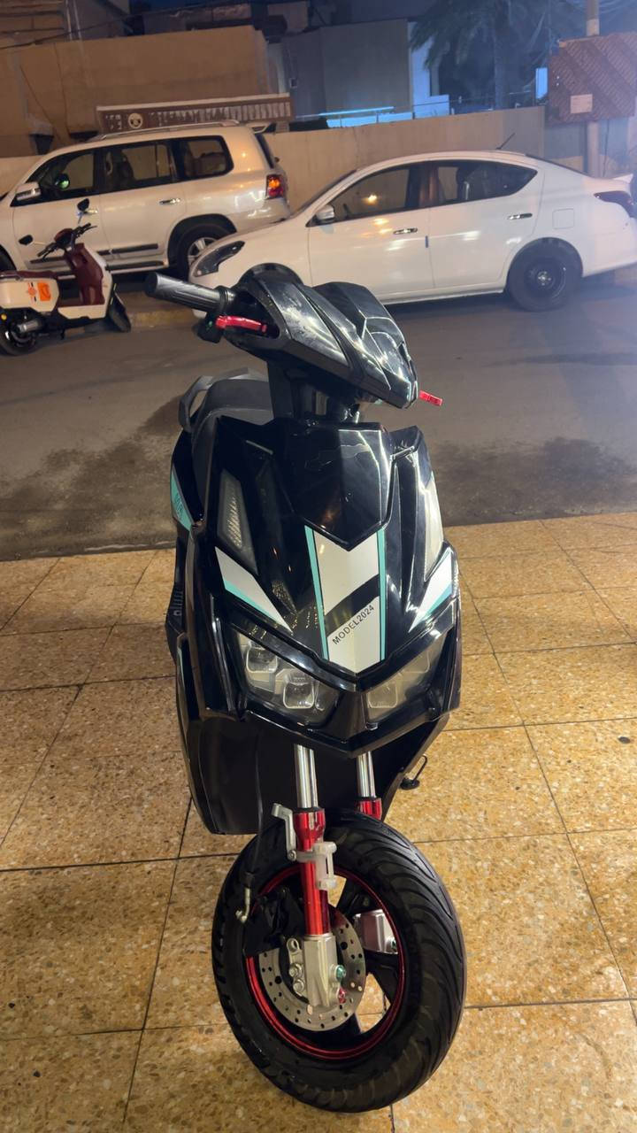 السلام عليكم دراجة شحن سكنس 🩵
موديل2024🩵
بطاريات35امبير مسطرة72فولت 
ملف 2000Wحقيقي 
السرعه 75حقيقي🔋
نظامR رجوع للخلف🩵
نظام Pبارك🔋
لايت عالي ناصيLED🔋
نظام ثلاث سرع🛑
نظام مفتاحين🔋
السعر 650 بيهه مجال الغوالي🩵
***********
