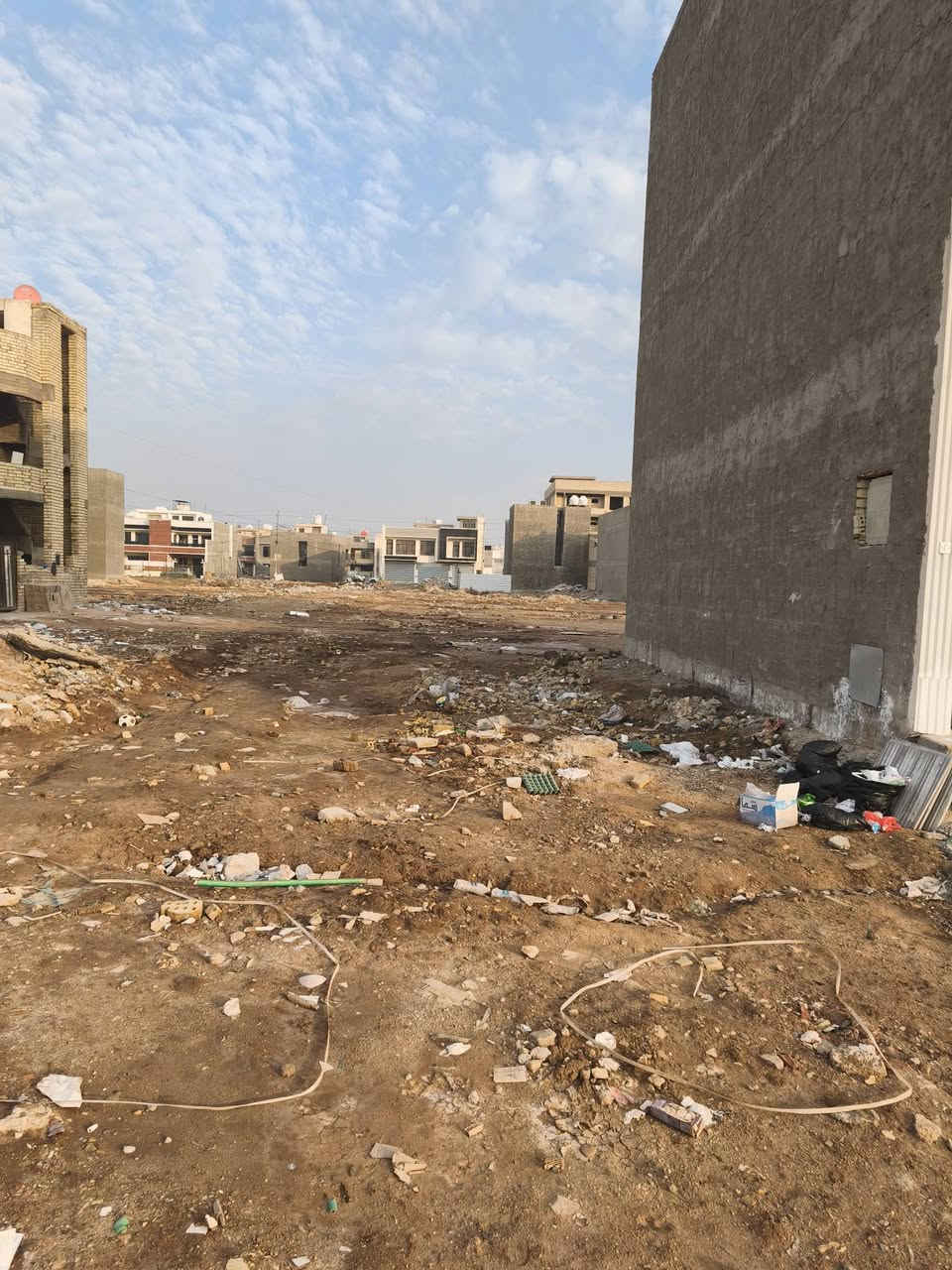 السلام عليكم قطعة ارض ركن  طابو صرف في منطقة كراره المساحه 62م  الواجه 6.5  النزال. 9.6 خدمات ماء موجود كهرباء تسحب جذيله  كامله بيها اجازة البناء مع البيوت البصفك  السعر 95 مليون وبيها مجال للاستفسار ***********
