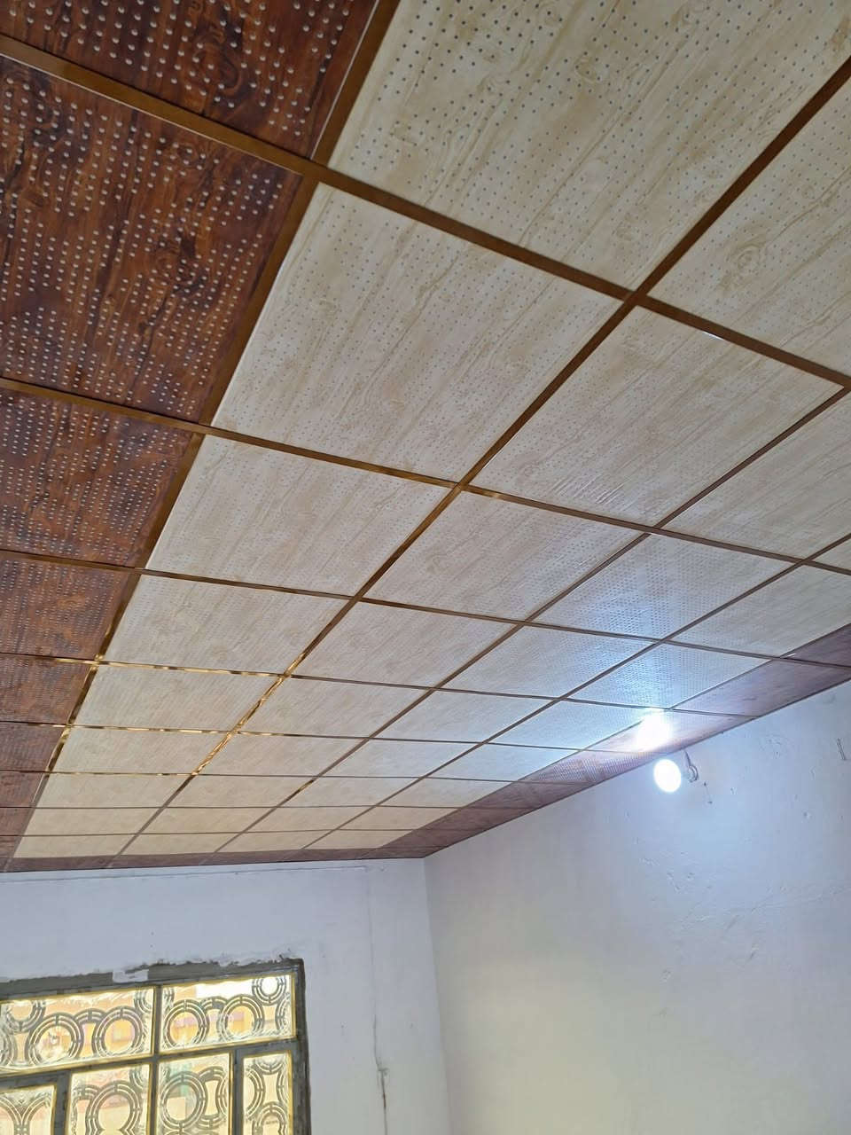 خلفه سقف ثانوي درجه اولى بسقوف وضمان وتغليف جدران المتر بالفين اخذه مكاني البصره جميع مناطق ***********
