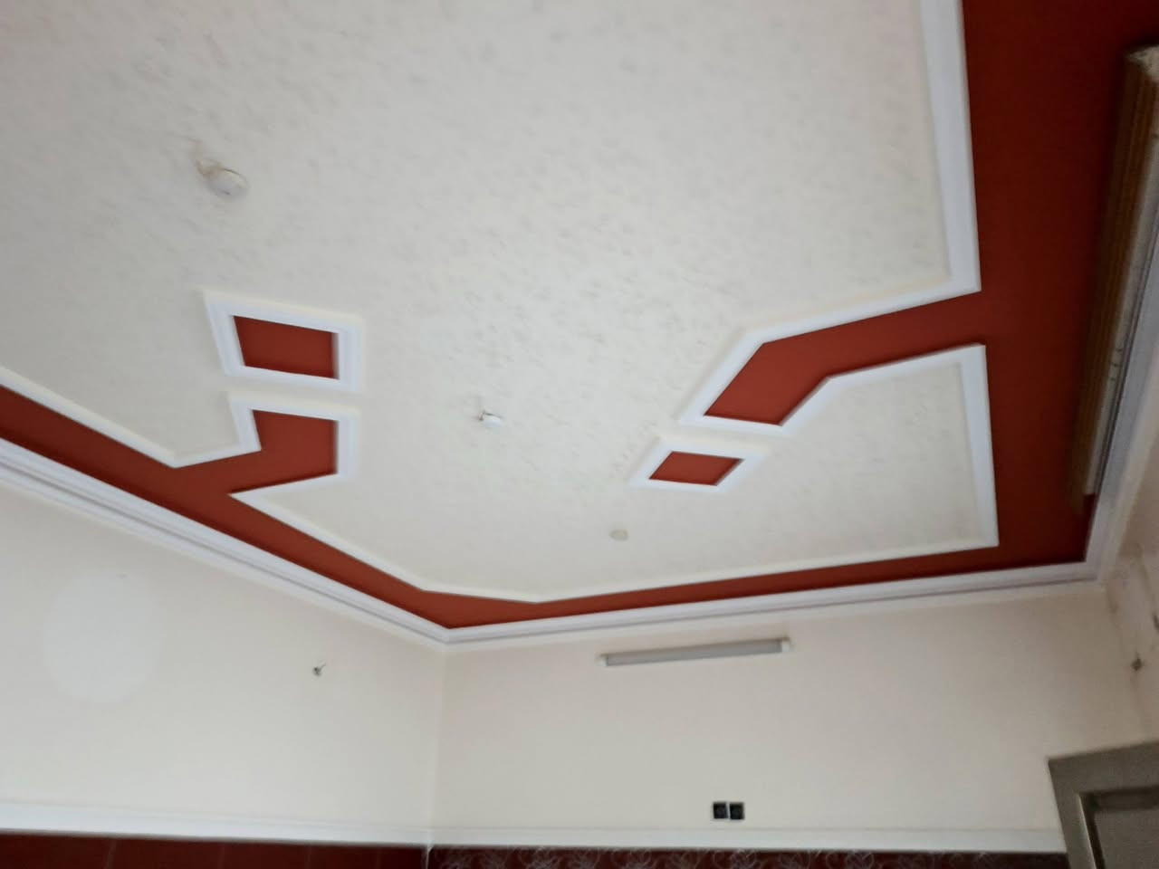 بسم الله الرحمن الرحيم على بركة الله بيت للبيع في السكنيه مجاور سكة القطار ثاني محولة البيت يحتوي على كراج كبير و حديقه و ديوان و صاله  ومطبخ ومناور عدد 2 وحمام كبير و غرف عدد(2)
البيت مساحتة 250 متر 
سعر البيع/ 85
للأستفسار/***********
