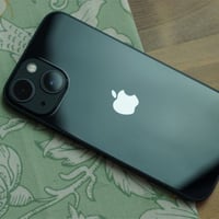 13 عادي اسود    ذاكره 128 نضافه 100  شرق اوسط  جهاز ما داخل تصليح نضيف...