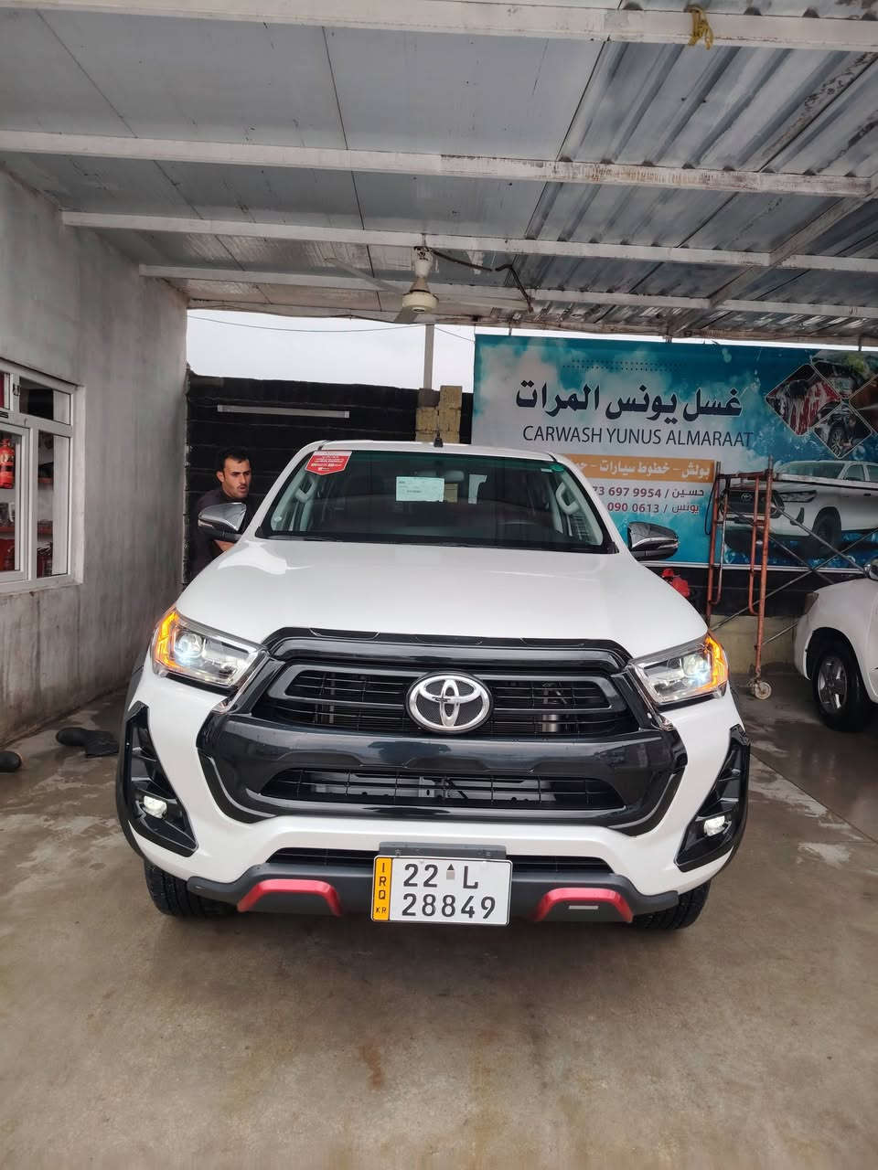 بیکم 2025 V6 هي سيارة تويوتا هايلوكس بمحرك 4.0 لتر، 6 أسطوانات، ينتج 235 حصانًا و 376 نيوتن متر من العزم. إليك بعض المواصفات الرئيسية:
V6 ،المحرك: 4.0 لتر .

. القوة: 235 حصان

. العزم: 376 نیوتن متر

. ناقل الحركة 6 سرعات أوتوماتيك

. الدفع: 4x4

. سعة خزان الوقود : 80 لتر

. التعليق تعليق أمامي مستقل، تعليق خلفي صلب

18265/60 الإطارات .

. *********** 

تتميز السيارة أيضًا بميزات داخلية وخارجية متقدمة مثل نظام معلومات وترفيه بشاشة لمس 8 بوصات نظام صوتي مكون من 6 مكبرات صوت نظام ملاحة ومقاعد مريحة من الجلد. كما تشمل ميزات الأمان نظام الكبح المانعة للانغلاق (ABS)، نظام توزيع قوة الفرامل الإلكتروني (EBD) ، ونظام التحكم في الثبات

(ESP( الإلكتروني  ماشي  9
