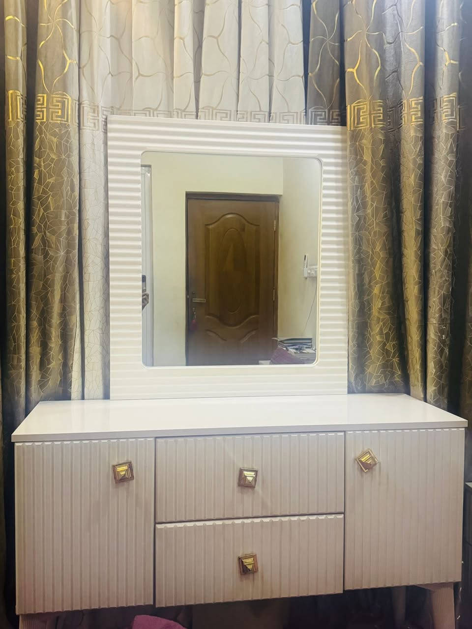 السلام عليكم
غرفة اخشاب تركية ام نفرين حالة ممتازة ونظيفة جداً  واستعمال قليل جداً وذات تصميم انيق 

مكونة سرير نفرين _كومدي عدد2_كنتور عدد الطلاقات6

ميز تواليت مع الطابورية_ومراية_خزانة متكونة من اربعة ادراج

للاستفسار التواصل على الرقم التالي : (***********)

🛑السعر مناسب وقابل للتفاوض
