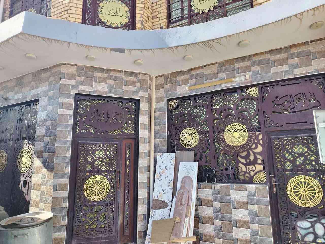 السلام عليكم بيتين للبيع بحي الزهراء قرب العلوه القديمه كل بيت 150متر بناء حديث درجه اولى واحد قاطين مبني كامل صب كونكريت مسلح جاهز والثاني قاط واحد اعكاده خدمات كامله تبليط جاهزه المنطقه قرب مستوصف حي الزهراء سبب البيع السفر موبايل *********** عنوان الديوانيه
