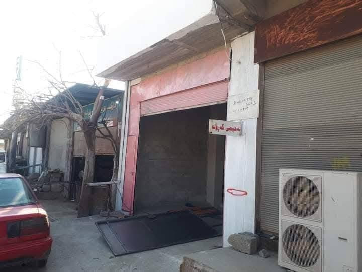 سڵاو هاوڕێیان
ئەم جارەیان دووکانم بۆهێناون
پارەیەکی کەم داهاتێکی باش
ماڵی دۆستە دووکانە کەمان تەنها پارەی سەیارەیەكە
ــــــــــــــــــــــــــــــــــ
***********
***********
***********
ــــــــــــــــــــــــــــــــــــ
