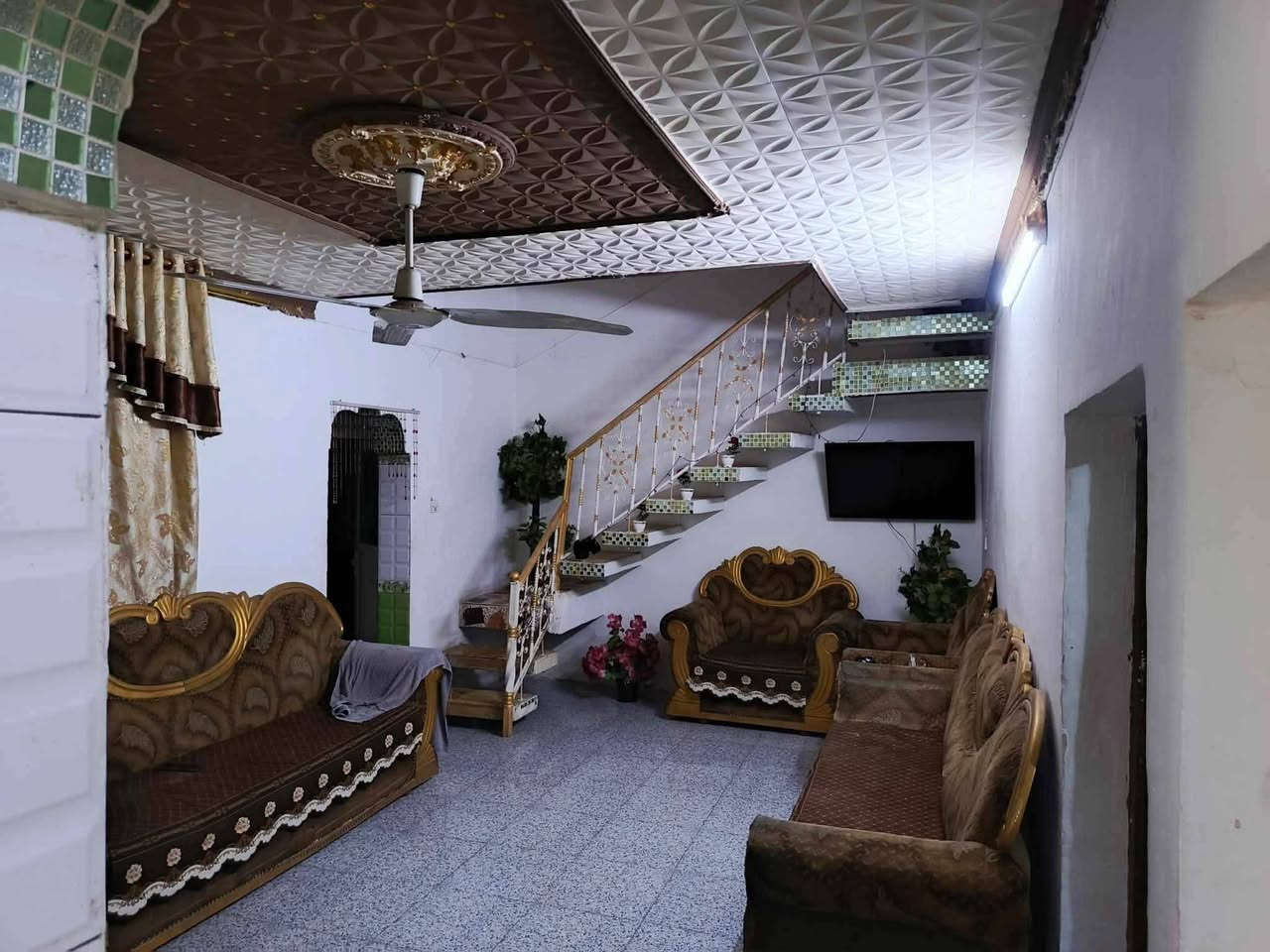 دار للبيع مساحته 150متر ع طريق المعاره خلف حسنيه مال العويسات يبعد عن شارع العام 50متر بناء بلوك وعكاده متكون من غرفة نوم عدد2 وصاله ومطبخ استقبال مجمع صحيات داخليه وخارجيه
سعرها 60وبيها مجال شي بسيط 
أي استفسار الاتصال على الرقم التالي 
***********
