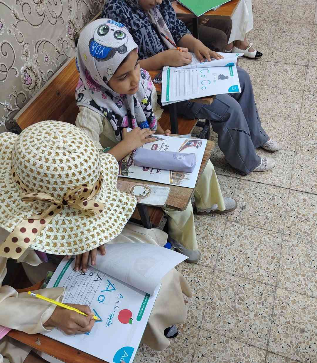 البدايات الجميلة دائمًا تصنع فارقًا كبيرًا! 
 #تم بحمد #الله #انطلاق كورس (القراءة، الكتابة، والمحادثة) في أكاديمية كامبريدج. ننطلق نحو تطوير مهاراتهم خطوة بخطوة للوصول إلى الاحتراف في اللغة الإنجليزية. 🚀📚
​الفيديو من أولى خطواتنا اليوم.. القادم أفضل وأقوى بإذن الله! 🤍
​#أكاديمية_كامبريدج #تطوير_ذات #لغة_إنجليزية #كورسات #عفك
