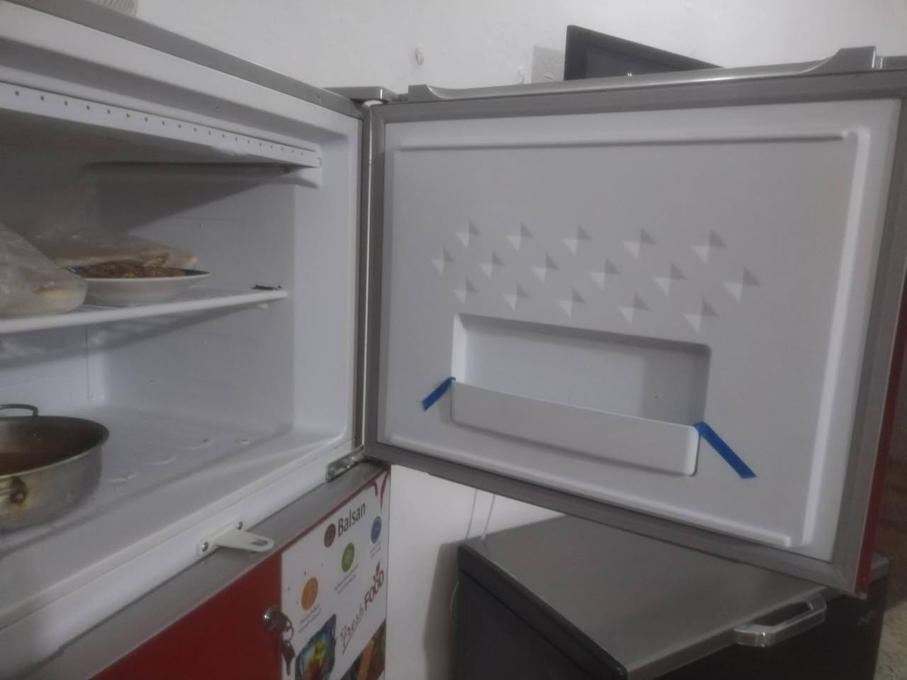 ثلاجه   ستعمال  شهر    السعر  400  وبيها  مجال  قليل    يعني  اخو  الجديد   باكيت  ***********
