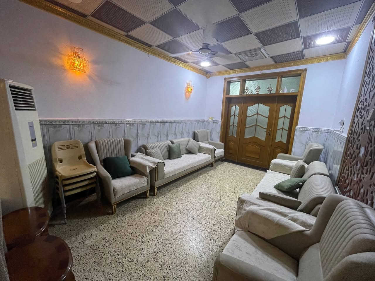 السلام عليكم
بيت 100م الثعالبة الشارع التجاري 5x20
منطقة العشر الاف (طابو ملك صرف)
بالشارع النافد الثاني /قرب طرشي الكناني سابقاً
المنطقة كاملة 
🏭 ماء / مجاري/ تبليط
🏛️مدارس حكومية وأهلية
🏨مستوصف 
🏚️سوق كبير
🎢 قريب على الشارع الرئيسي (شعب - حسينية )
المنطقة تبليط جديد 

يحتوي :-
🏠 طابقين

1️⃣ الطابق الاول 
⭕️طرمة وحمام
⭕️استقبال
⭕️هول وسط 
⭕️مطبخ
⭕️حمام داخلي
⭕️غرفة

2️⃣الطابق الثاني
⭕️2 غرف نوم
⭕️حمام 

3️⃣الطابق الثالث
⭕️2 سطح شتايكر 
⭕️بيتونة كبيرة على سطحين

👇البيت عالي عن الشارع
👇منظومة كاميرات 🎥 
👇سقوف ثانوي 
👇سخان وخزان ماء وماطور الماء
👇غير معروض عند اي دلال البيع مباشر مني

البيت بحالة جيدة جداً
موقع مميز على شارع تجاري
البيت أجمل من الفديو
السعر 155 مليون
⭕️ نعتذر عن البيع بالقسط او عن طريق المبادرة
للاستفسار 
***********
***********
