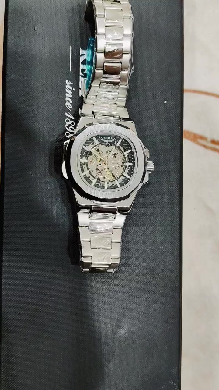 ساعة يد ميكانيكية للرجال من العلامة التجارية LONGLUX، وتتميز بتصميم "الهيكل العظمي" (Skeleton) الذي يكشف عن حركة الماكينة الداخلية. 
مواصفات الساعة
نوع الحركة: ميكانيكية أوتوماتيكية بالكامل، مما يعني أنها تعمل من خلال حركة المعصم ولا تحتاج إلى بطارية.
التصميم: هيكل وسوار مصنوعان من الفولاذ المقاوم للصدأ (Stainless Steel) باللون الفضي، مع ميناء شفاف يكشف التروس الداخلية.
المتانة: الساعة مقاومة للماء (عادةً حتى عمق 30 متراً أو 3ATM)، مما يجعلها مناسبة للاستخدام اليومي مثل غسل اليدين أو التعرض الخفيف للرذاذ.
الميزات الإضافية: تتميز بعقارب وأرقام مضيئة لتسهيل قراءة الوقت في الظلام. 
أعلى سعر ابيع


**إذا كنت صاحب هذا الإعلان وتريد حذفه لأي سبب، رجاءا أرسل رسالة إلى الدعم الفني**
