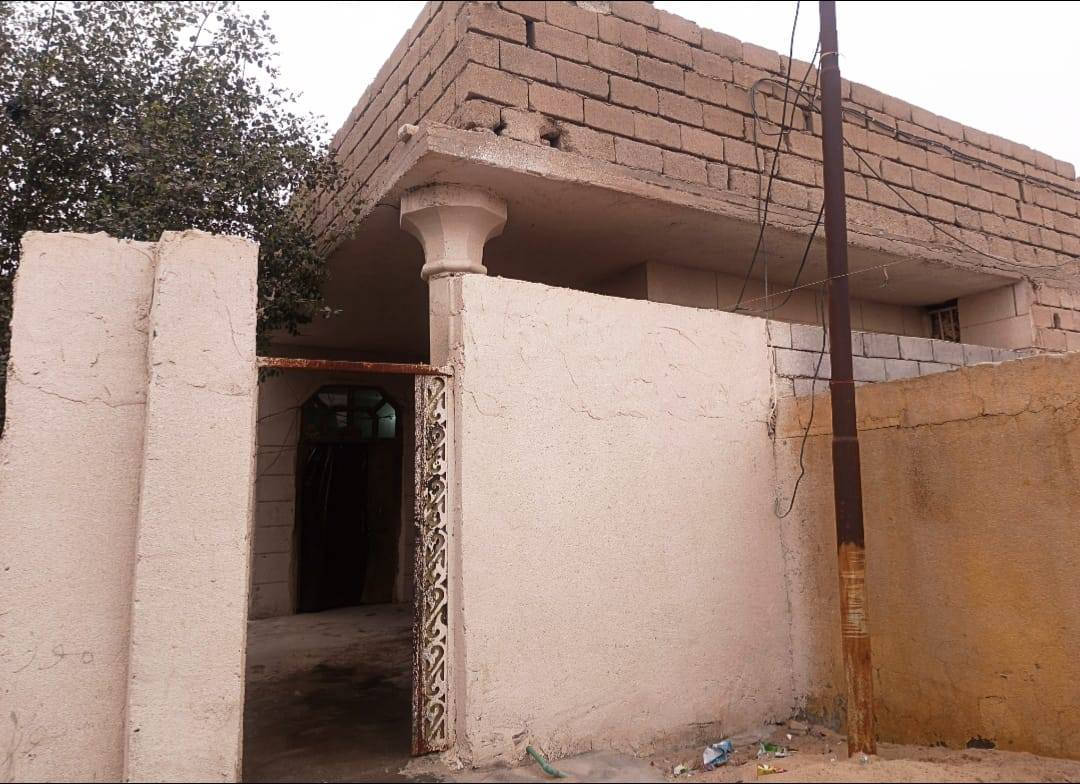 السلام عليكم
🛑#دار سكن للبيع  بناء قديم 

# المساحه 170م

..................... 

🛑# نوع العقار طابو صرف زراعي بإسم عراقي

🛑# وكاله ومكاتبه نسخه من طابو

................... 

🛑# يتكون من غرفه2 كل غرفه 4×4وصاله وموزع واستقبال 6×4 ومطبخ وصحيات حمام في الداخل وتاليت في الخارج 

🛑#يبعد عن الشارع الداخلي السايدين  وقبه بو الجوزي مشي سيرا 5 دقائق أقل النصف كيلو  عرض شارع البيت 7 ونص متر  

🛑#  جميع الخدمات متوفره مدارس وماء و كهرباء و مجاري 

🛑# خلف البيت نهر بزل للمجاري ماتحتار بيهن 

🛑# العنوان البصره ابو الجوزي مقابيل قبه أبو جوزي  وتدخل بلفرع 

...................... 
 
🛑السعر 60 وقابل للتفاوض... 

🛑الاستفسار📞 ***********
