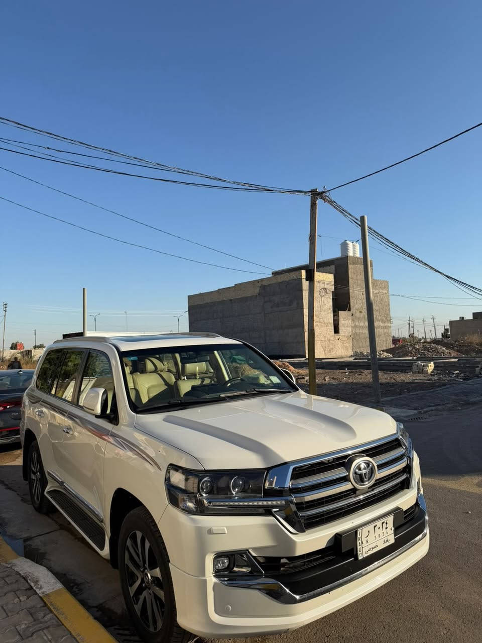 سلام عليكم للبيع تيوتا لاندكروز  جكساره بريم  رقم مميز بغداد موديل 2019كفاله عامه من كلشي السياره ماشيه 70كيلو متر فول فول مواصفات لكزز معروضه ب5شداات و70 وترهم بمده مقدمه 3والباقيات ب8اشهر تصير ب6شداات و60 للتواصل اكثر ***********
