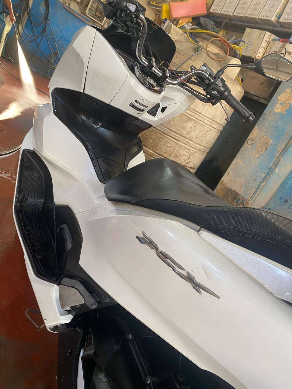 سلام عليكم 
pcx جيل الرابع تايلندي مكفولة كفالة عامة النضافة مثل ماموضحة بالصورة محركها نضيف مامفتوح 
السعر 16 ورقة 
***********
