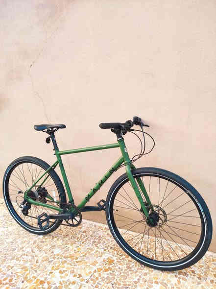 السلام عليكم 

لعشاق الترحال والمسافات الطويلة والرحلات الخارجية 

دراجه #ترحال ماركة #MARIN مارين العالميه ماركه غنيه عن 

التعريف صنع ياباني اصلي اورجنال Made in JAPAN🇯🇵

حجم 27.5 قياس ميديم ارتفاع الفريم 52CM لشة عالية وضخم

لون زيتوني لامع ميتاليك مميز ...مع وشومات الشركة لون اسود

سستم شيمانو كامل سيت آلتوس #SHIMANO_ALTUS 

بدالات السرعه 8X1 سحب دفع #شاشه حديث سلس جدا 

بريكات سستم #هايدروليك_دهن ماركة تيكترو TEKTRO

وياله زوم طبقتين مخصصه لتحمل الاوزان الثقيله والطسات 

تايرات كتان اصلية ماركة #شوالبي_SHWALBE_MARATHON 

كرافل هجين خط فسفوري ليلي مضيئ بلجولات الليلية 

كمبليونات وياله سلايت ...ستيرن رياضي ...سرج طبي اصلي 

🔴الدراجه قطعه مال حاويه غير مستخدم داخل العراق 
     الدراجه على وضع الشركه بلاد ما بيها برغي مبدل
     كامله وجاهزه ما بيها اي نقص 

المكان الموصل الجانب الايسر...السعر 3 ورقات (300$ دولار) 

يوجد توصيل بغداد 

*********** رقمي للتواصل
