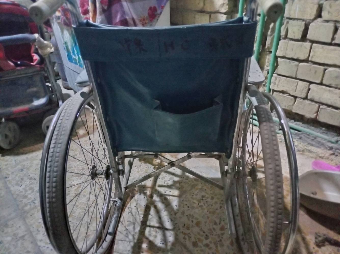 السلام عليكم كرسي معاقين نضيف كلش بس تايراته فاشه سعره ٤٠ وبي مجال متلكه بهيج سعر وهيج نضافه يشيل لحد وزن ١٥٠k