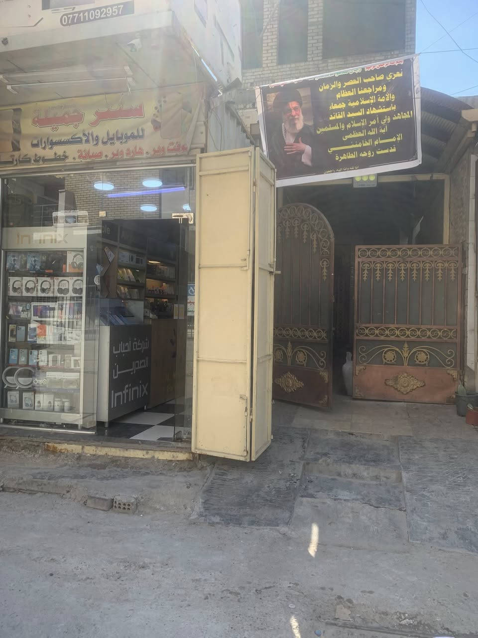 السلام عليكم اخوتي البيت معى المحل مساحه 155م واجه 5ونزال 31 بناء 2018 طوابق 3 عدد غرف النوم 5 + ستقبال وحولي وكل طابق وخدماته لبيت كله جاهز من كلشي ماعده الواجها ***********
