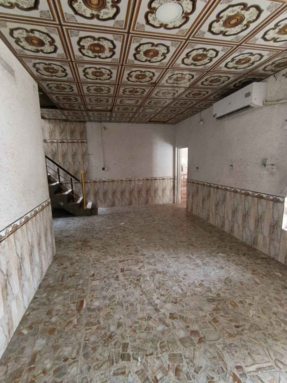 🛑 دار للإيجار
⚠️ ملاحظة: يتم دفع إيجار أول شهرين مقدمًا.

📍 الموقع: النجف الأشرف – حي النصر شارع البانزين خانه
خلف جامع الجوادين
🚩 الدار واقعة على شارع 20

📐 المساحة: 150m
🏠 الطابق: طابق واحد فقط

🔹 الطابق الأرضي:
غرفة – صالة – مطبخ – استقبال – صحيات داخلية – صحيات خارجية

✨ مواصفات الدار:
بناء جديد ونظيف 
سيراميك
سقوف ثانوية
تانكي ماء 

🌟 موقع هادئ وقريب من الخدمات.

📞 للاستفسار:
***********
