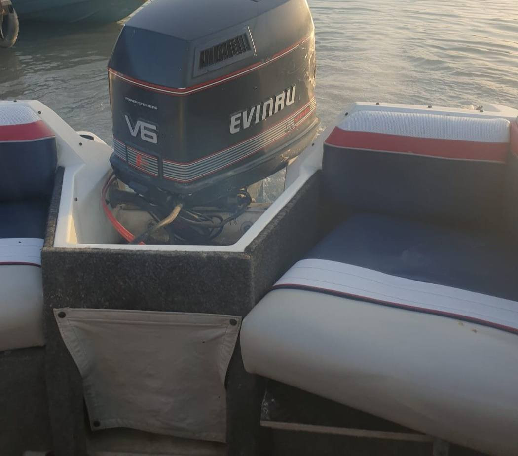 سلام عليكم زورق للبيع نوع بايلينر مع محرك 225 ايفرود الزورق جديد جدا نازل مرتين فقط بل مي غرفة نوم تحمل شخصين زورق جاهزمن كلشي مع عربانه ابلاديه تفاصيل أكثر اتصل وتدلل ***********
