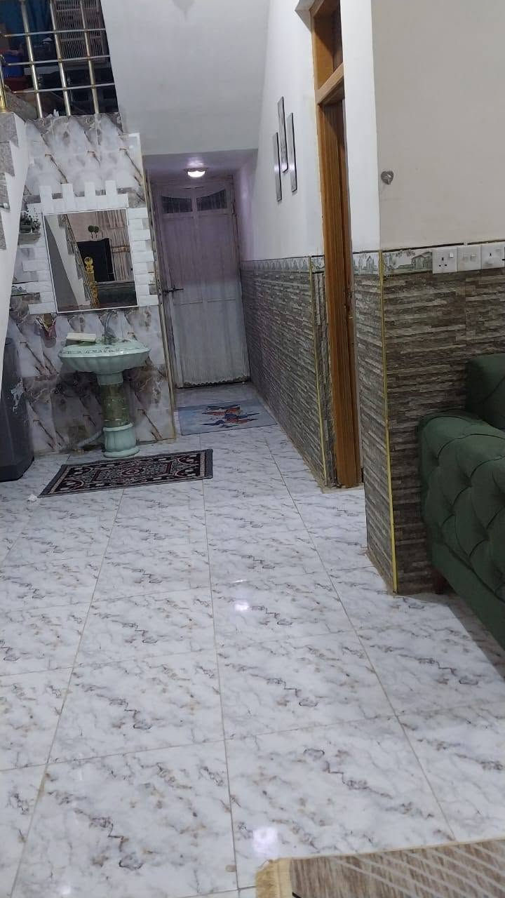 مشتمل طابو صرف ١٥٠متر للبيع حي الكرار وجهه على المتنزه وخدمات كاملة بناءحديث طابوق وسكف صب غرفة نوم واحدة وصالة واستقبال ومطبخ للاستفسار الاتصال ***********
