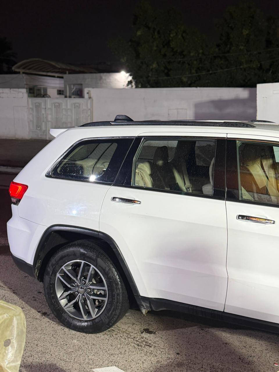 السلام عليكم جيب لمتد ٢٠١٧ ماشيه ٢٨ فول عدا الفتحه حادثه جاملغ بنيد مصلحات السعر ١٩٠ بيها مجال ***********
