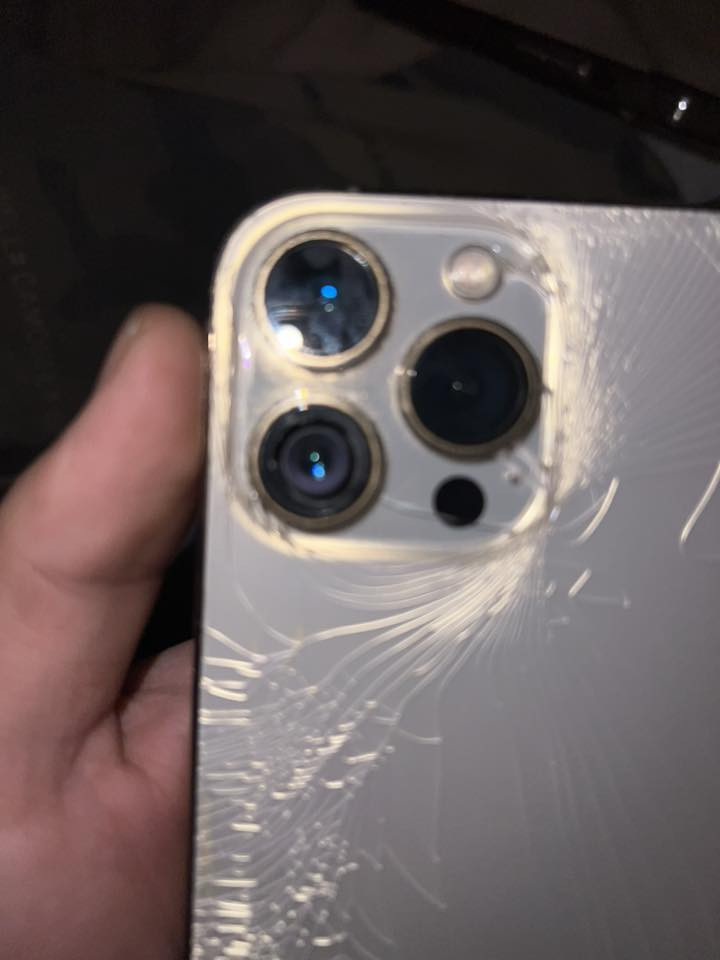 جهاز 13 برو ماكس نضافه ميه بل ميه ما مبدل بيه شي مكسور ضهر وعدسه كامره فقط السعر 500 العنون بغداد الغزاليه *********** واتساب فقط
